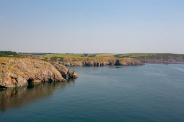 Yaz sayısı boyunca South Wales, İngiltere'de Pembrokeshire sahil yolunda
