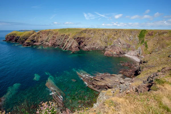 Yaz sayısı boyunca South Wales, İngiltere'de Pembrokeshire sahil yolunda