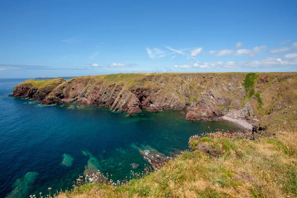 Yaz sayısı boyunca South Wales, İngiltere'de Pembrokeshire sahil yolunda