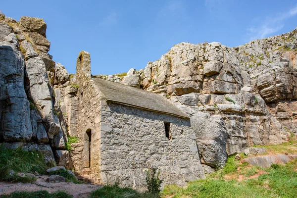 Pembrokeshire Coast, Galler, İngiltere'de St Govans kafasına Chapel