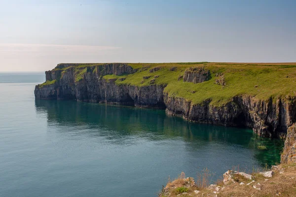 Yaz sayısı boyunca South Wales, İngiltere'de Pembrokeshire sahil yolunda