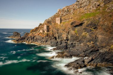 Uzun pozlama fotoğraf popüler Poldark ayarının Botallack madeninin, Cornwall, İngiltere