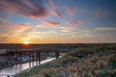 Sonbahar günbatımı üzerinde popüler Norfolk sahil bataklıklar, İngiltere