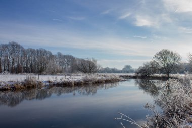 Buscot, Oxfordshire, Ingiltere 'de Thames Nehri üzerinde kış sahnesi