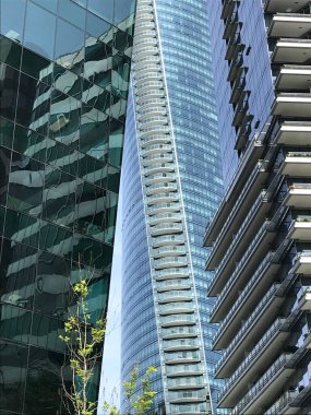 Gökdelenlerin mimarisine modern binaların cam kulesine bakıyorum. Vancouver 'daki gökdelenlerin mimarisi modern binaların cam kulesi