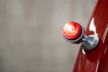 Kırmızı retro bir arabanın arka farı