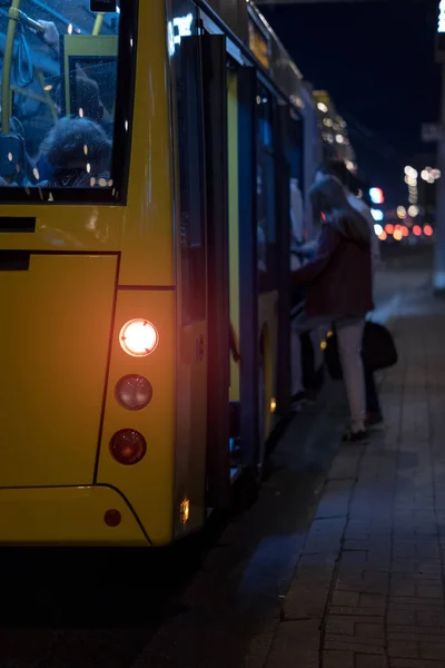 Ludzie dostać się na autobus publiczny. Miasto wieczorowe — Zdjęcie stockowe