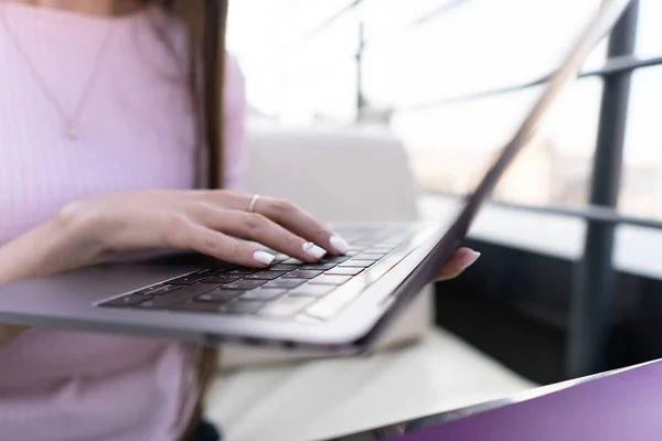 Tangan wanita mengetik di laptop . Stok Foto Bebas Royalti