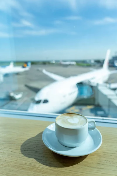 Havaalanları business lounge'da bir fincan çay. Uçuş için bekliyorum