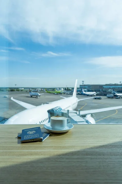 Kopje thee in de Airports business lounge. Wachten op de vlucht — Stockfoto