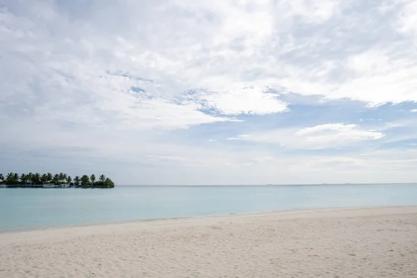 Szeroka piaszczysta plaża na tropikalnej wyspie na Malediwach — Zdjęcie stockowe