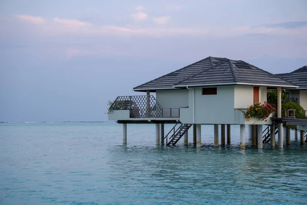 Όμορφα απομονωμένα μπανγκαλόου με πολυτελή νερά στις Μαλδίβες, στον γαλάζιο ωκεανό των μαλκυβών — Φωτογραφία Αρχείου