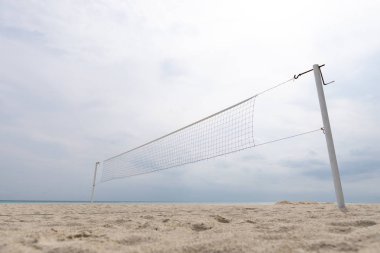 Tropik bir adanın sahilinde voleybol sahası