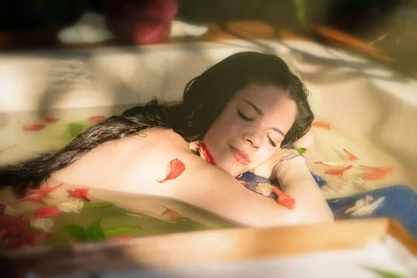 Дівчина приймає трав'яну ванну і занурюється на сонце Стокове Зображення