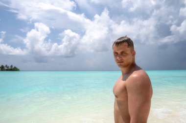 Güçlü genç adam yüzmeye yorgun. Bir adamın yorgun bakışı.