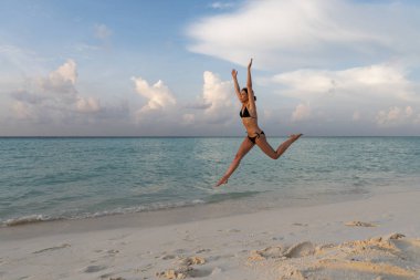 Sahilde atlayan kız okyanus besiade
