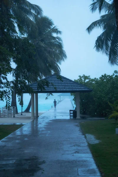 Na wyspie rozpoczął sezon tropikalnych deszcze. Wyspa na Malediwach — Zdjęcie stockowe