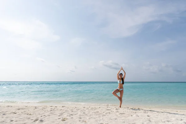 Medytacja - kobieta jogi medytacji w spokojny plaży. — Zdjęcie stockowe
