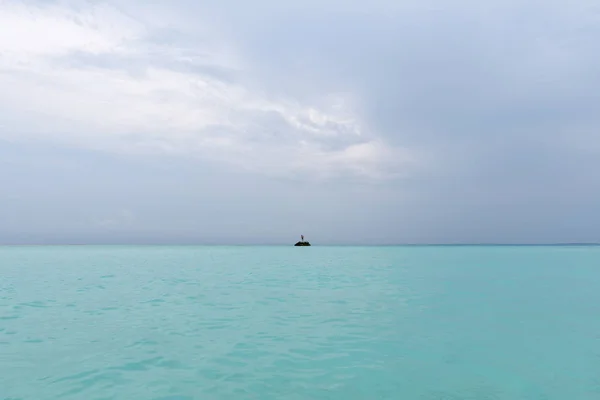 Facet stoi na skale w środku oceanu. Moc oceanu — Zdjęcie stockowe