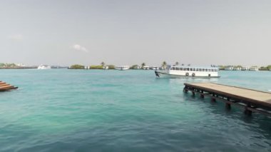 Mali şehrinin panoraması. Bir tekne çerçeve içinde yüzer.