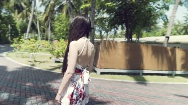 Das Mädchen vor Ort auf einer tropischen Insel. die Kamera bewegt sich um das Mädchen — Stockvideo