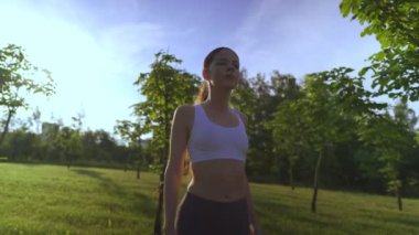 Genç kadın yogası iç huzuru keşfetmek için yoga yaparken sakin ve meditasyon yapıyor..