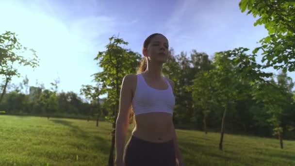 Giovane donna yoga all'aperto mantenere la calma e medita durante la pratica dello yoga per esplorare la pace interiore. — Video Stock