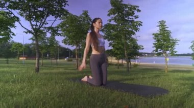 Genç kadın yogası iç huzuru keşfetmek için yoga yaparken sakin ve meditasyon yapıyor..