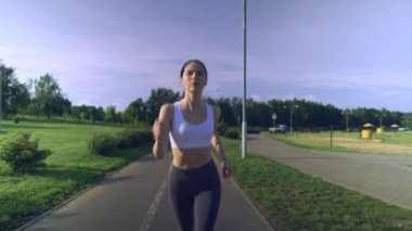 Genç kadınlar açık hava koşusuyla egzersiz yapıyorlar. Sağlıklı koşu ve açık hava egzersizlerini hesaba katın