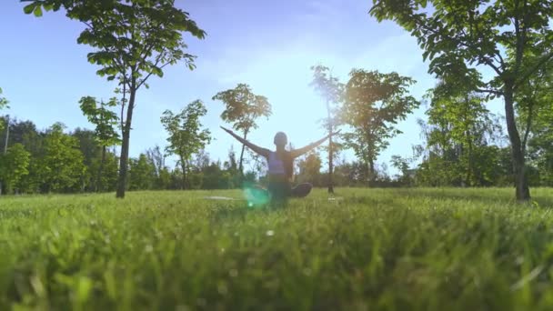 Junge Yogalehrerin im Freien bleibt ruhig und meditiert, während sie Yoga praktiziert, um den inneren Frieden zu erkunden. — Stockvideo