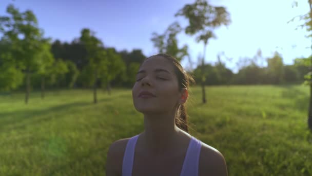 Genç kadın yogası iç huzuru keşfetmek için yoga yaparken sakin ve meditasyon yapıyor.. — Stok video