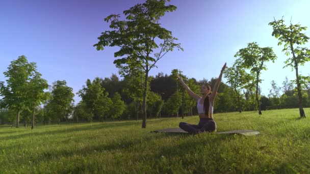Молодая женщина йога на открытом воздухе держать спокойствие и медитирует, практикуя йогу, чтобы исследовать внутренний мир . — стоковое видео