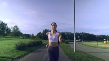 Genç kadınlar açık hava koşusuyla egzersiz yapıyorlar. Sağlıklı koşu ve açık hava egzersizlerini hesaba katın