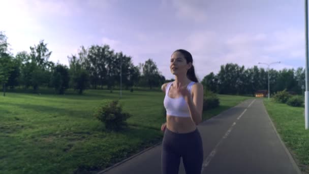 Las mujeres jóvenes están haciendo ejercicio con correr al aire libre. Concepto de funcionamiento saludable y ejercicio al aire libre — Vídeo de stock