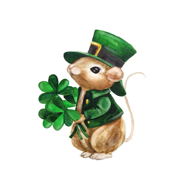 Открытка ко Дню Святого Патрика с милой мышкой в зеленой шляпе. Мультфильм сладкий хомяк с букетом клевера. Акварель для открытки или плаката . — стоковое фото