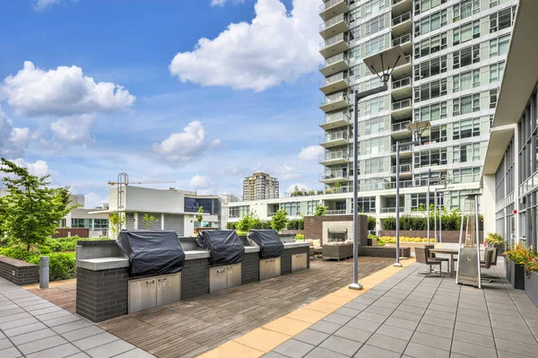 Exteriör Höghus Condominium Med Lounge Utrymme Och Bbqs Nordväst Usa — Stockfoto