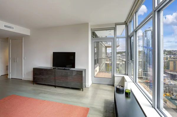 Contemporary Apartment Design Living Room Large Windows Balcony Northwest Usa — Stock Photo, Image