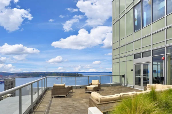 Luksusowy Apartamentowiec Sky Lounge Dachu Góry Wspaniałe Widok Puget Sound — Zdjęcie stockowe