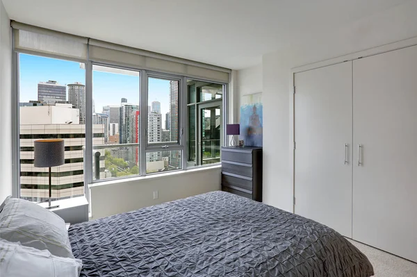 Dormitorio Gris Apartamento Moderno Con Balcón Privado Noroeste Estados Unidos — Foto de Stock