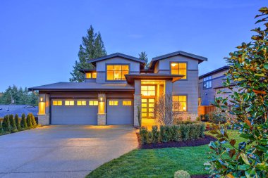 Gri lüks modern iki hikaye uzun boylu evin dış taş sütunlar ile 