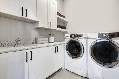 Çamaşır ve kurutma makinesi ile beyaz temiz modern çamaşır odası