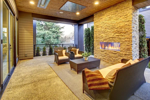 Luxus Moderne Deck Außen Mit Steinkamin Und Holzdecke — Stockfoto