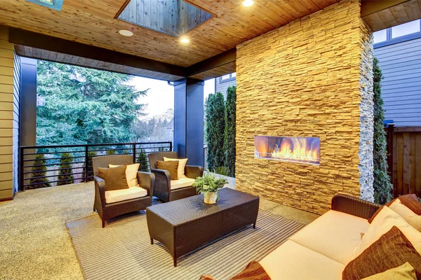 Luxury Modern Deck Exterior Stone Fireplace Wooden Ceil — Stock Photo, Image