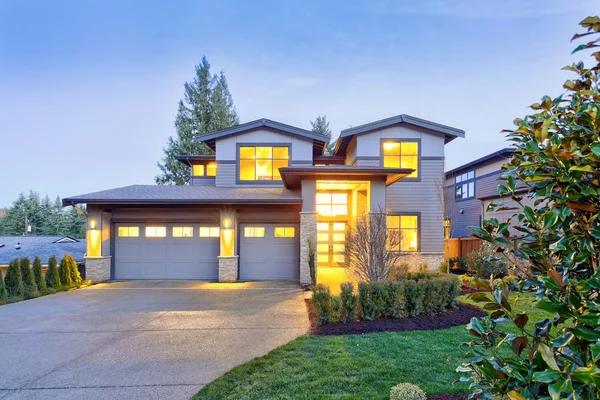 Gris Lujo Moderno Dos Pisos Altura Casa Exterior Con Columnas —  Fotos de Stock