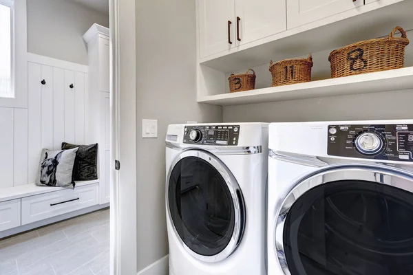 白色清洁洗衣房带洗衣机和烘干机的现代房间 — 图库照片