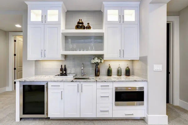Witte Moderne Keuken Van Moeder Low Familiekamer — Stockfoto