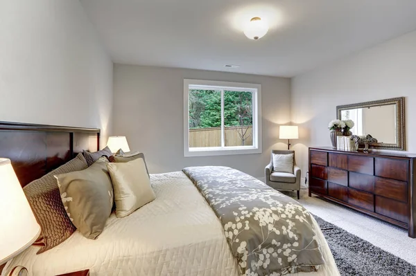 ダークウッド ベッドとドレス光のモダンな寝室インテリア — ストック写真