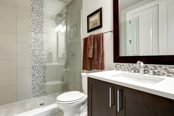 浴室现代内饰深色硬木橱柜和玻璃门淋浴 — 图库照片