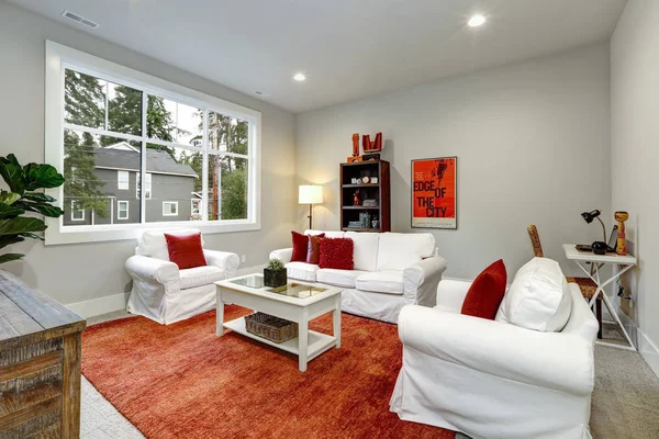 客人现代客厅内部用红色枕头和地毯 — 图库照片