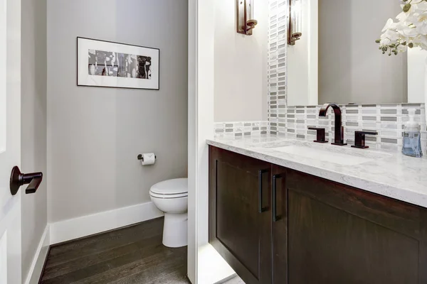 浴室现代内饰深色硬木橱柜和大镜子 — 图库照片
